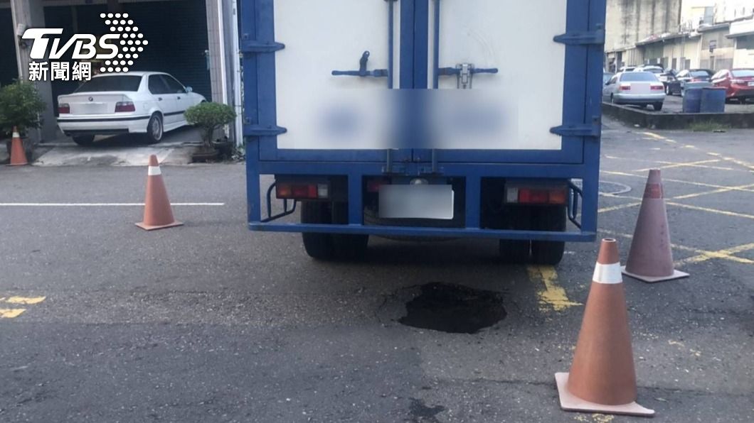 高雄又現天坑!貨車迴轉後輪突陷洞內 司機無奈困路中央