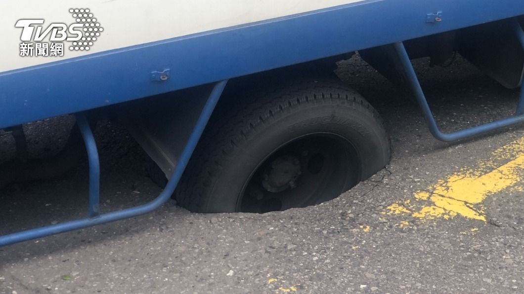 一輛小貨車日前在左營區重明街迴轉時,地面突然凹陷,右後輪陷入坑洞中。(圖/TVBS)
