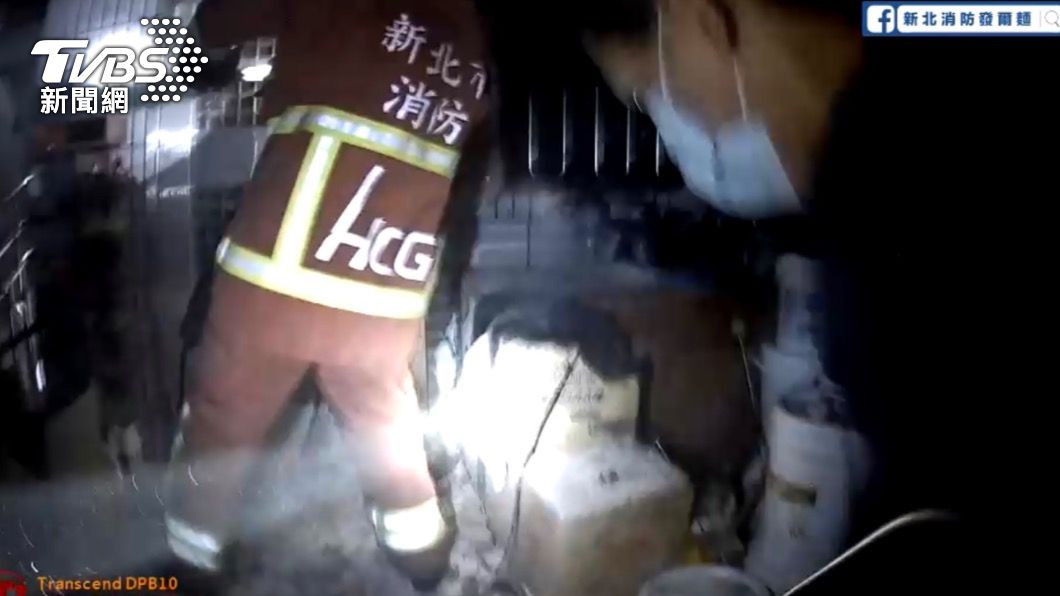 消防員破門搶救。(圖/TVBS)