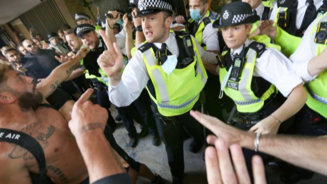 錯棚啦!英百人反疫苗示威衝BBC抗議 記錯地址超尷尬
