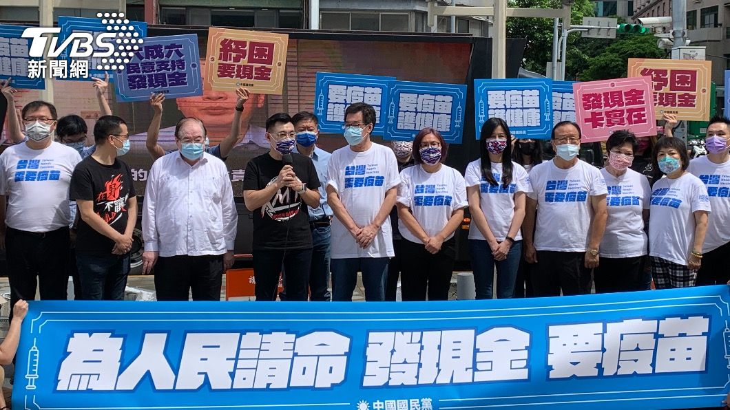 國民黨發起「發現金、要疫苗」記者會，黨主席江啟臣今早帶領黨務主管開記者會。（圖／TVBS）