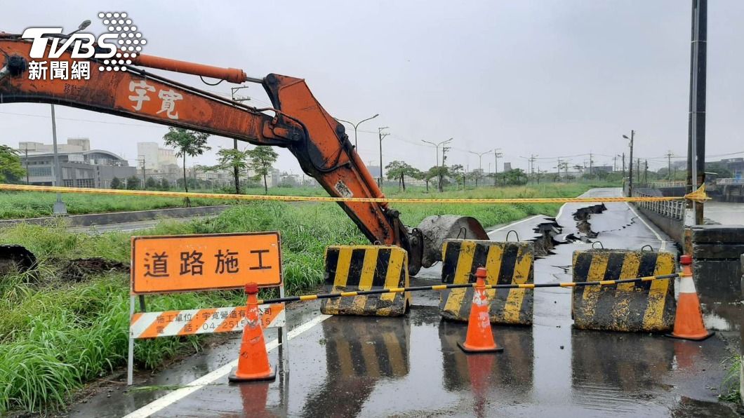 老舊堤防不敵大雨塌陷　中市府搶修梧棲大排