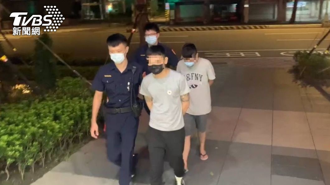 兩名犯嫌遭警方逮補。（圖／TVBS）