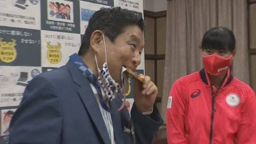 名古屋市長咬金牌遭罵爆 選手有望獲新獎牌