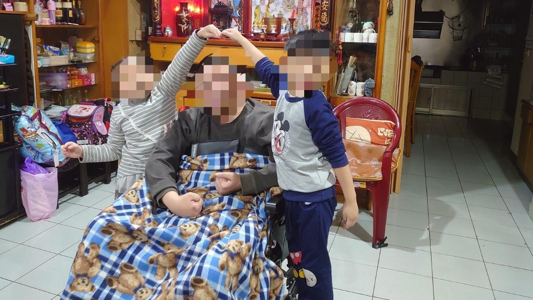 一家人曾幫周女哥哥慶生。(圖/翻攝周女Facebook)