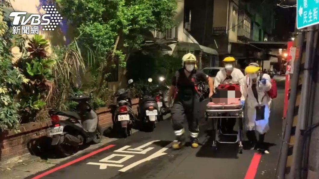 一家7口陸續被救出。(圖/TVBS)