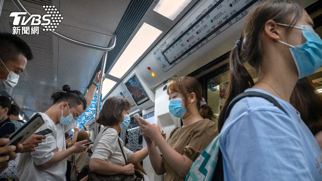 乘客在地鐵上仍須配戴口罩。(圖/達志影像美聯社)