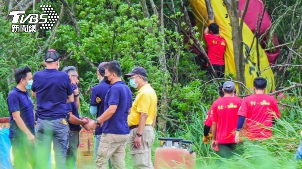 熱氣球著火意外發生後,工作人員將球囊收起,當下進行檢討。(圖/民眾提供)
