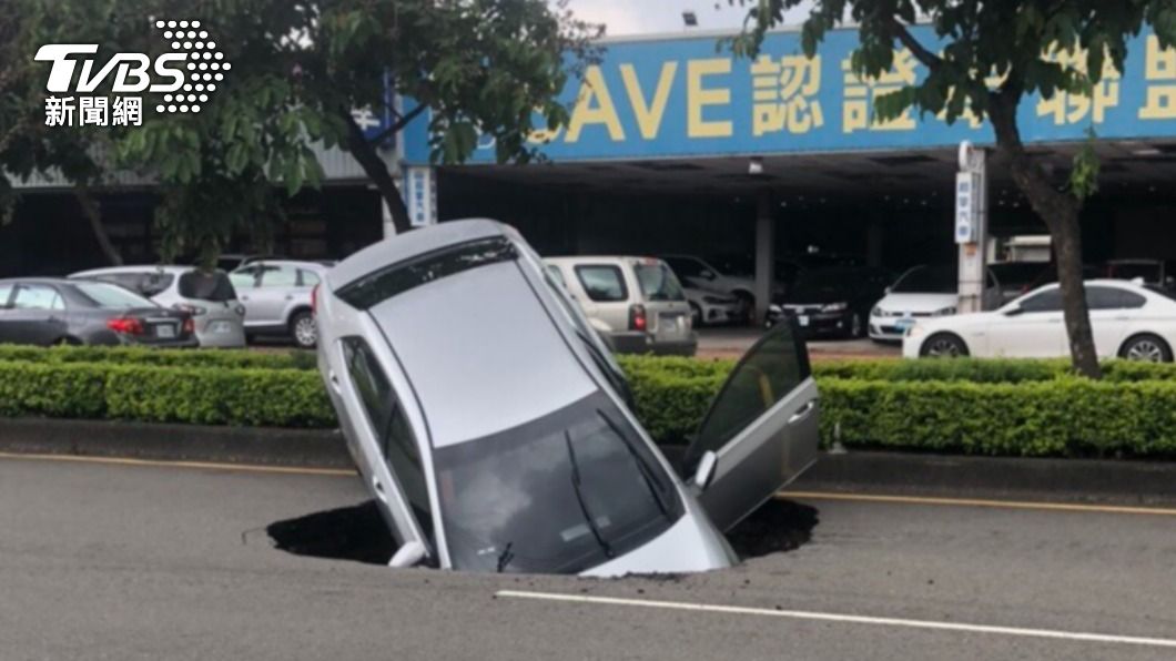 台中驚現天坑!轎車「倒頭栽」入巨洞 駕駛卡住動彈不得