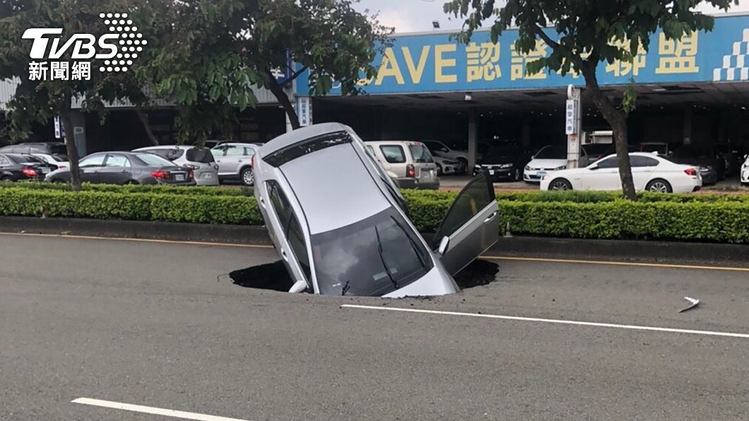 台中路面突塌陷轎車卡洞內 女駕駛受傷送醫