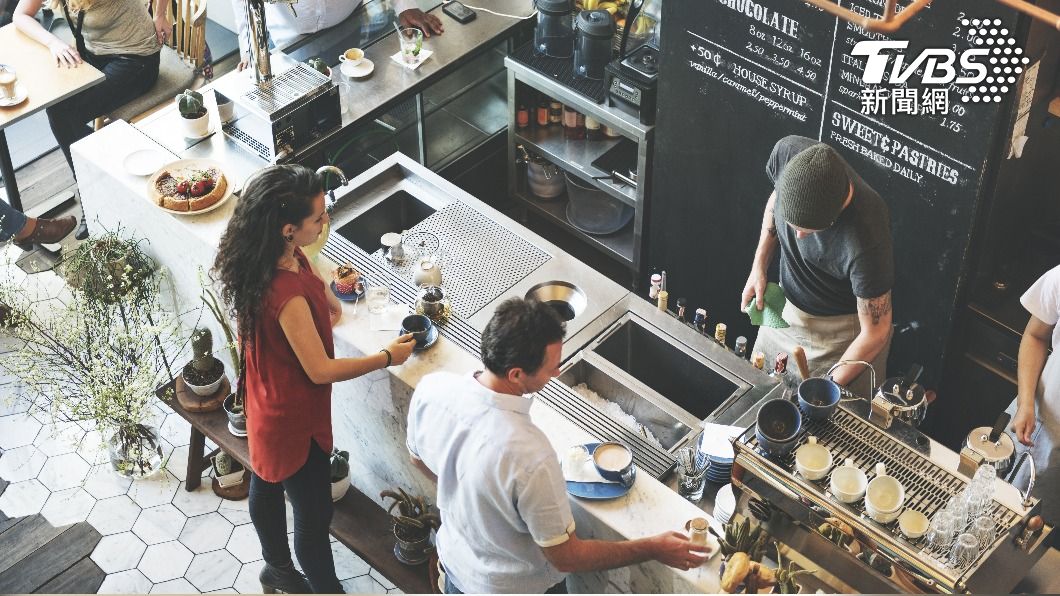網友指出手搖飲的價錢主要是貴在「人力」及「店租」上。(示意圖/shutterstock達志影像)