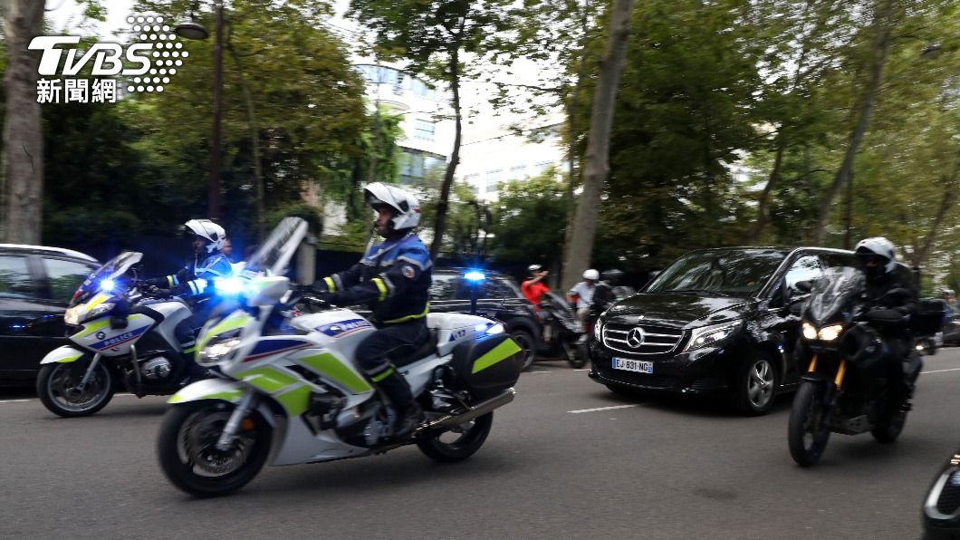 警車幫忙開路,宛如總統待遇。(圖/達志影像路透社)