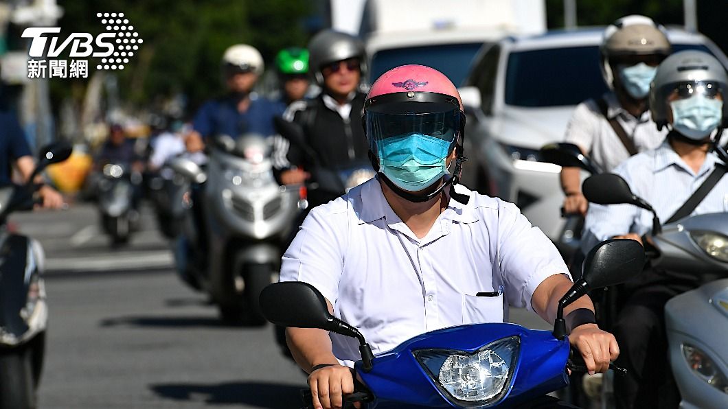 慢慢靠邊騎還是跟上車流比較安全? 網怨這制度有問題
