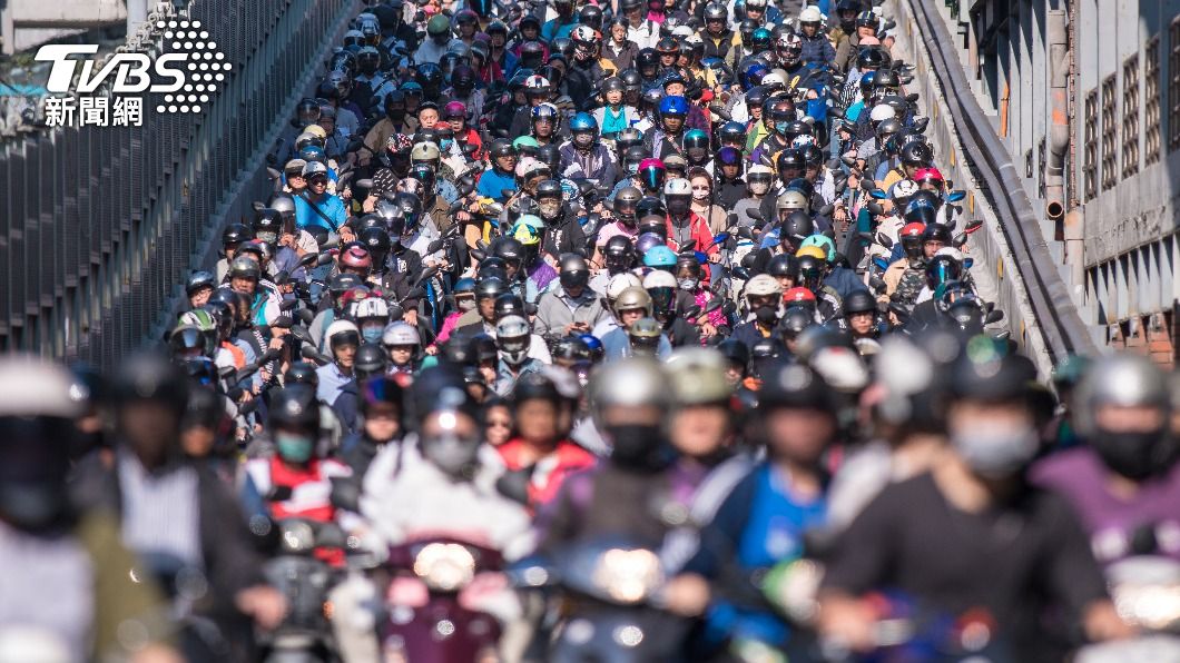 台北橋的機車海,多次登上國際版面。(圖/shutterstock 達志影像)