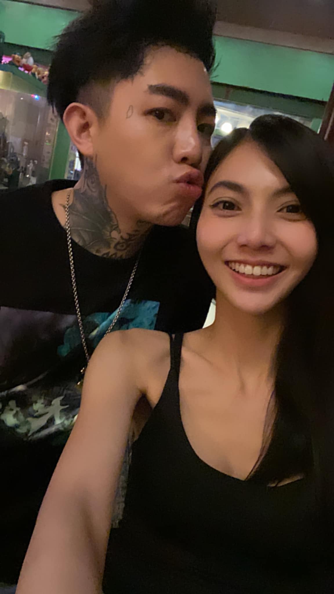莉婭透露自己在結婚的同時也簽好離婚協議書。(圖/翻攝自莉婭Liya 臉書)