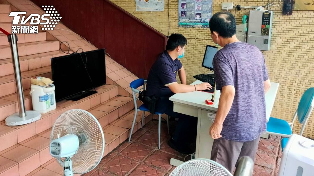 吳嫌已經將電磁爐、風扇拆解變賣。(圖/TVBS)