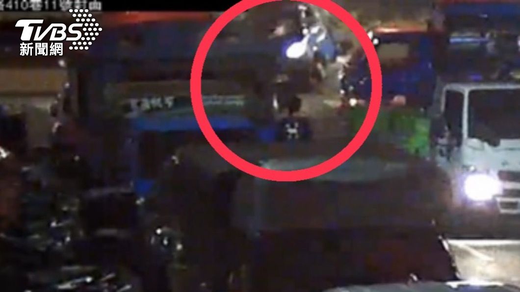 貨車左轉猛撞賓士車!側翻起火波及店面、汽機車