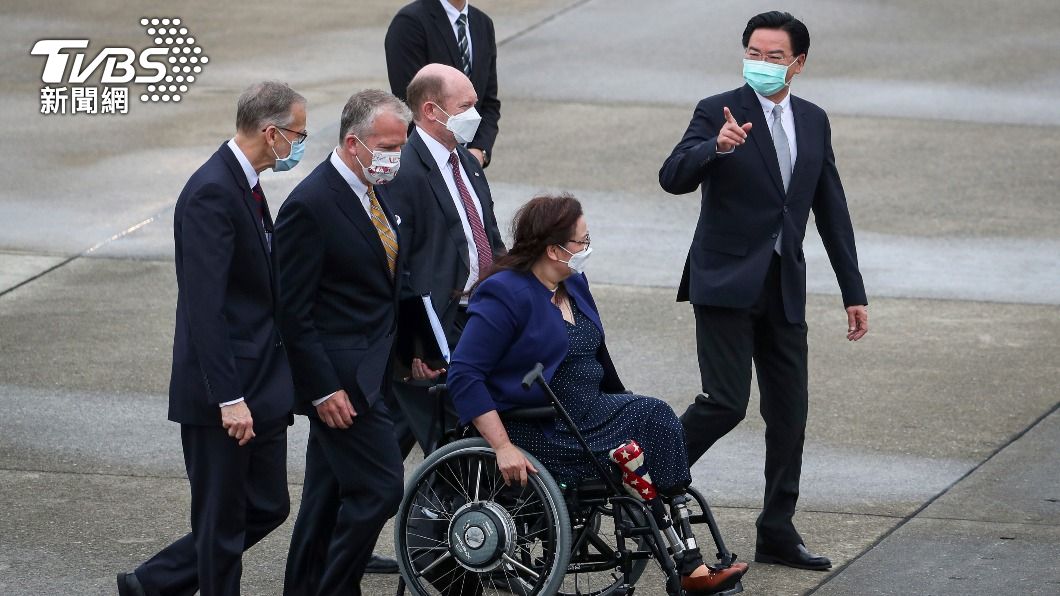 參議員訪問團訪台時,全程未離開機場。(圖/達志影像美聯社)