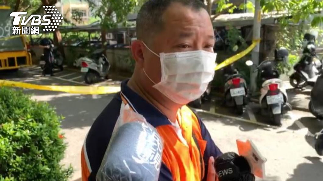 目擊清潔員表示,疑似是民眾垃圾袋沒包好導致女嬰掉出來。(圖/TVBS)