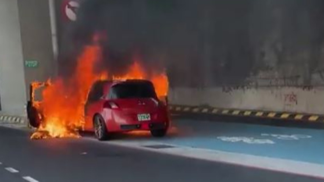 板橋環河西路竄黑煙!紅色轎車路旁起火燃燒 駕駛急逃