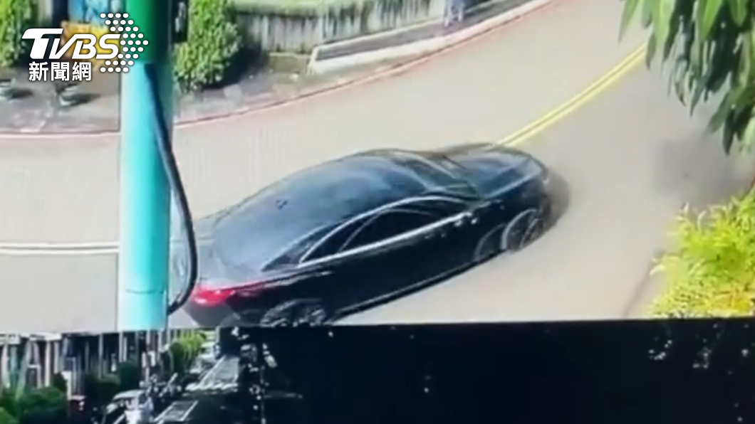 得手後將車輛開到山區。(圖/TVBS)
