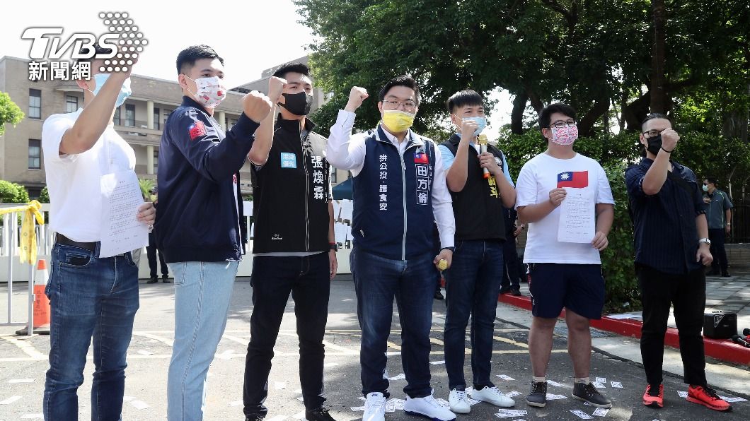 國民黨青年要求現金紓困,赴政院陳情。(圖/中央社)
