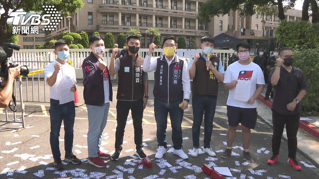 國民黨青年軍團前往行政院前抗議。(圖/TVBS)
