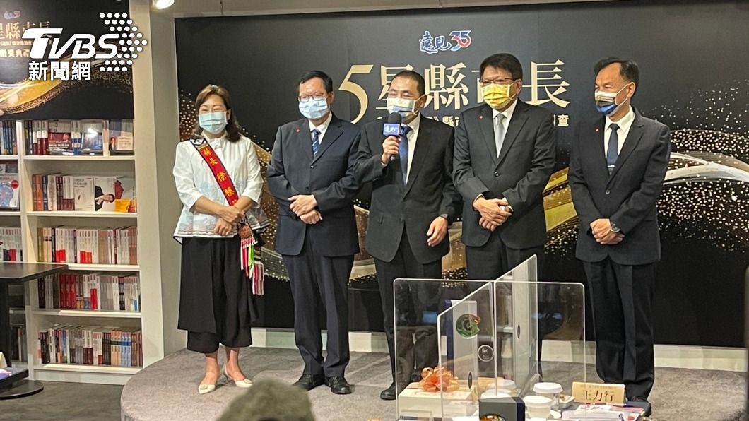 同時獲頒五星市長　侯、鄭同台互動冷　有默契避談2024
