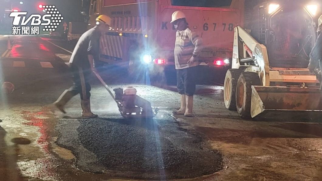 台南永康道路塌陷，經漏夜搶修後已填平並恢復通車。（圖／中央社）