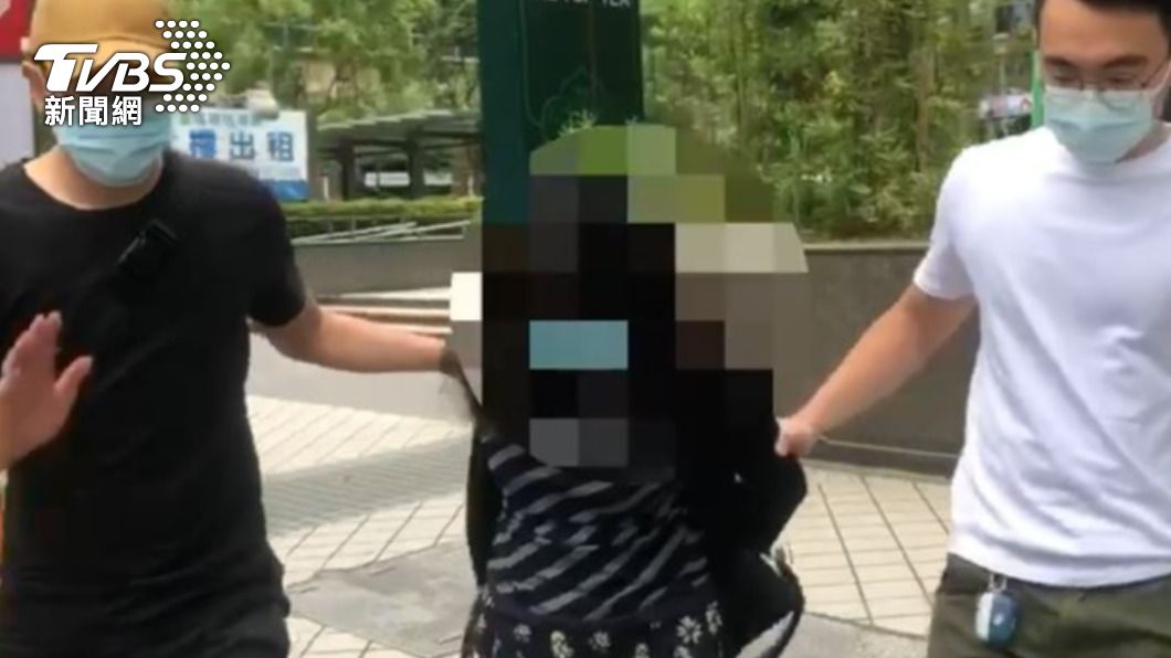 警方到陳姓生母公司將人逮捕。(圖/TVBS)