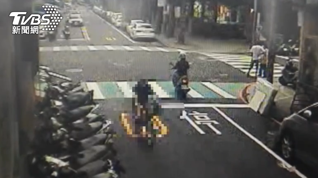陳女騎單車犯案。（圖／TVBS）