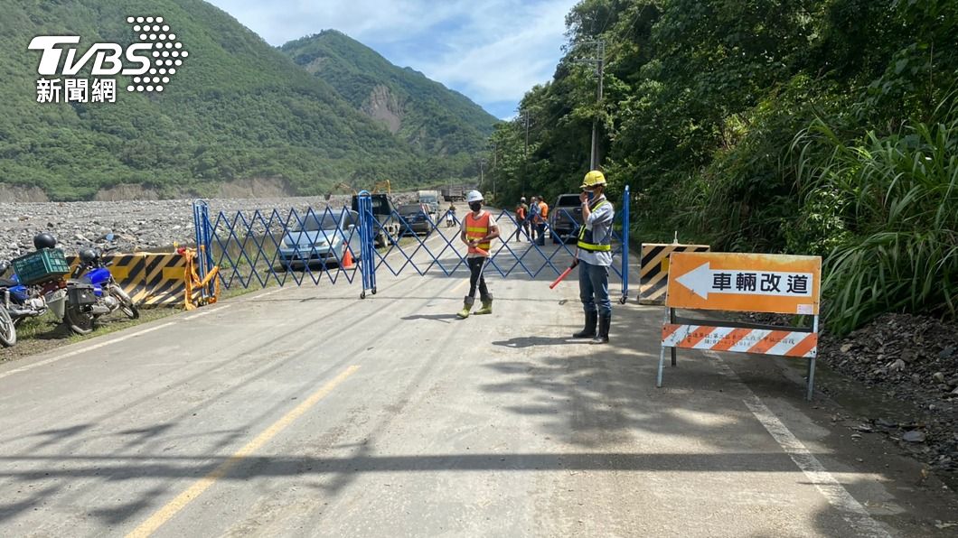 明霸克露橋斷，公路總局搶通便道。（圖／中央社）
