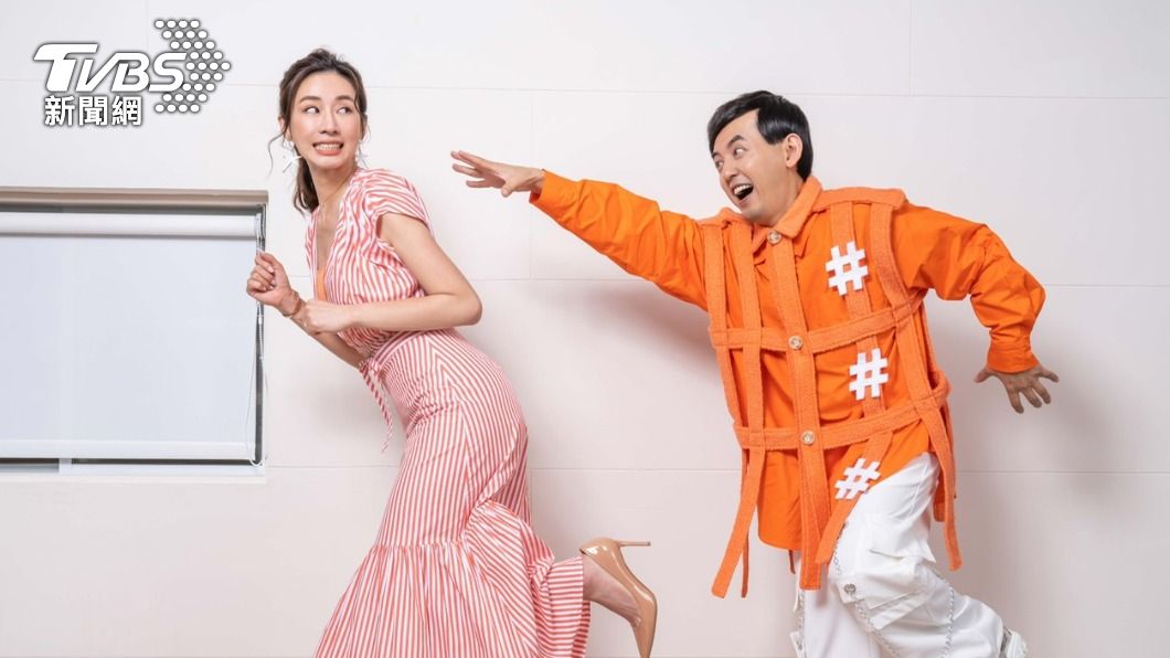 黃子佼、趙岱新搞笑拍形象照。(圖/TVBS)