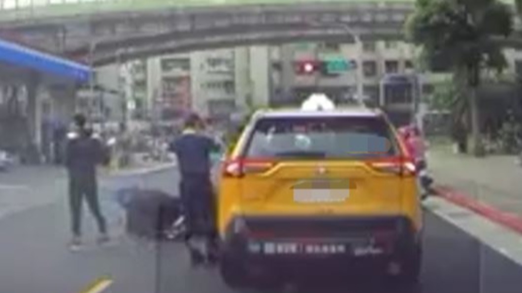 停等紅綠燈的計程車左側車門遭撞擊毀損。(圖/翻攝自八卦村 臉書)