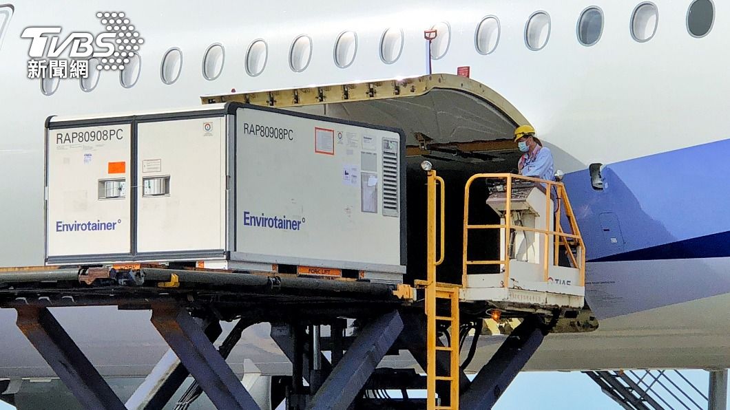 自購52.4萬劑AZ疫苗送達桃機 檢驗封緘後施打