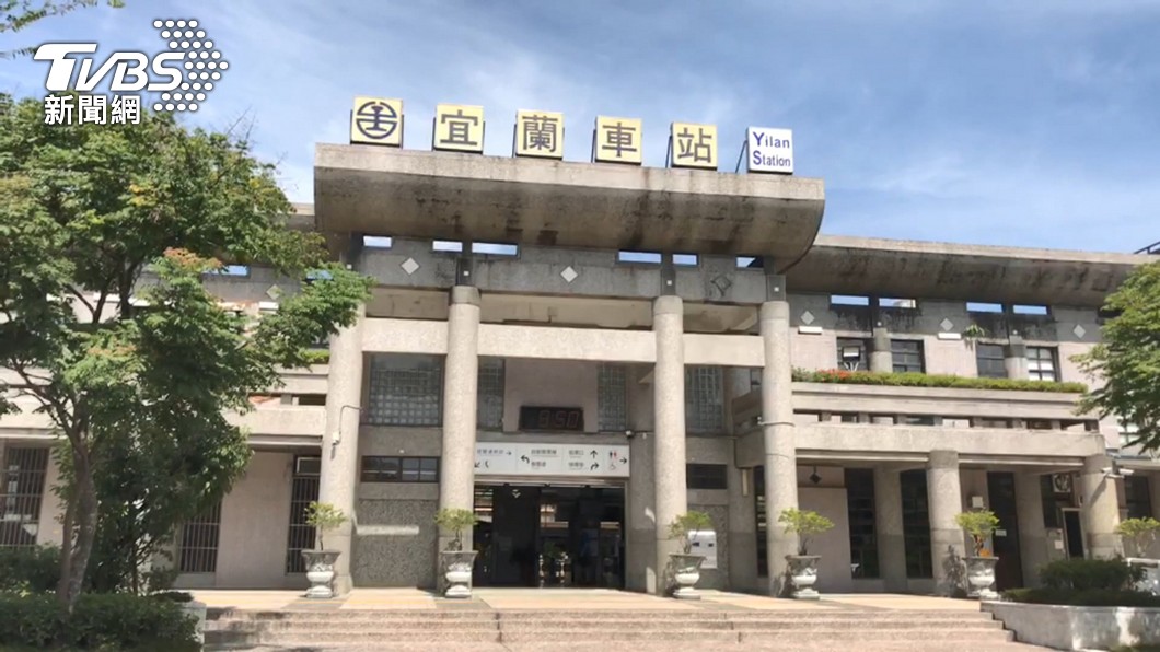 少年和蔡婦相約在宜蘭火車站前車上。(圖/TVBS資料畫面)