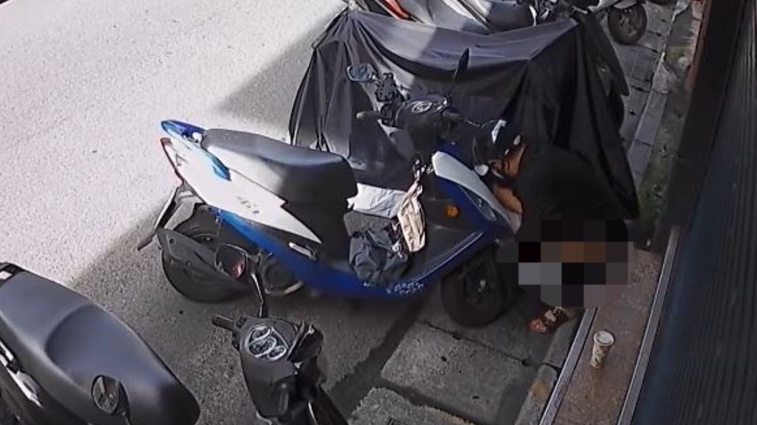 凡走過必留下「痕跡」!疑忍不住 騎士店外解放電眼全錄