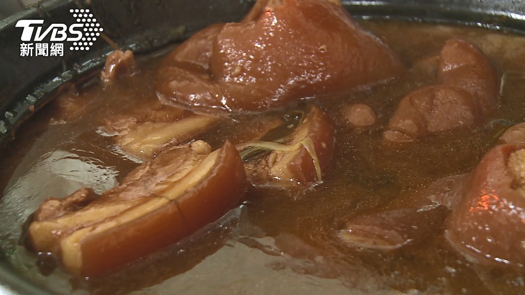 不少饕客到小吃店都會點一碗爌肉飯。(示意圖/TVBS 資料畫面)