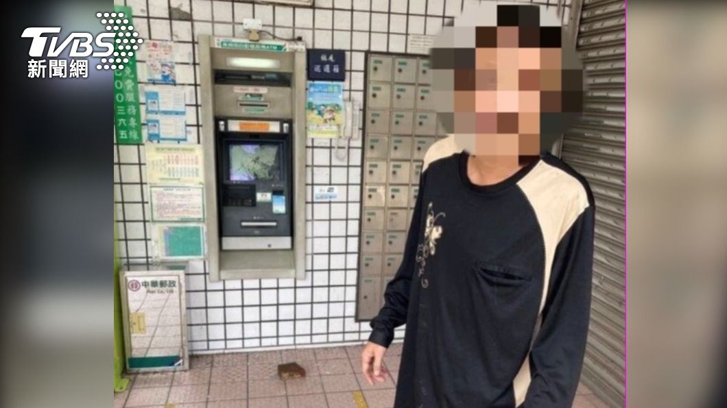 恰巧被路過巡邏員警逮正著。(圖/TVBS)