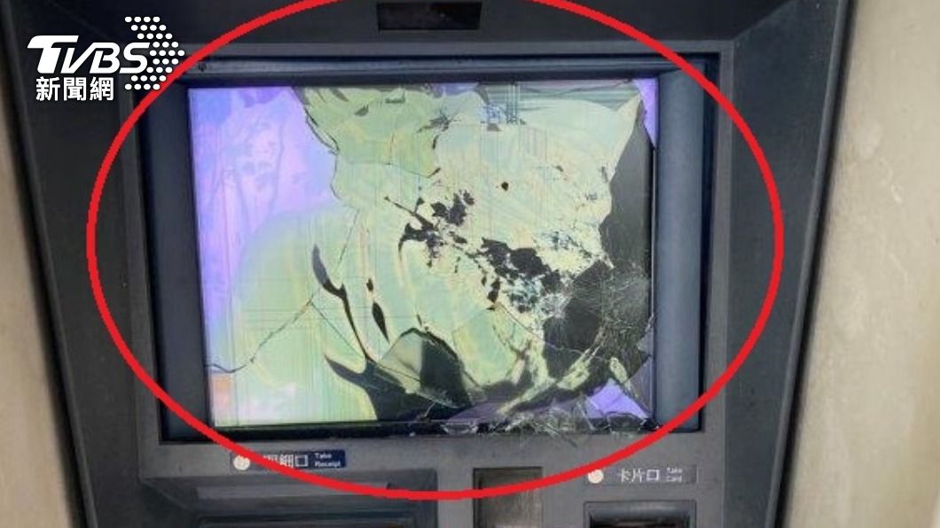 遭砸ATM。(圖/TVBS)