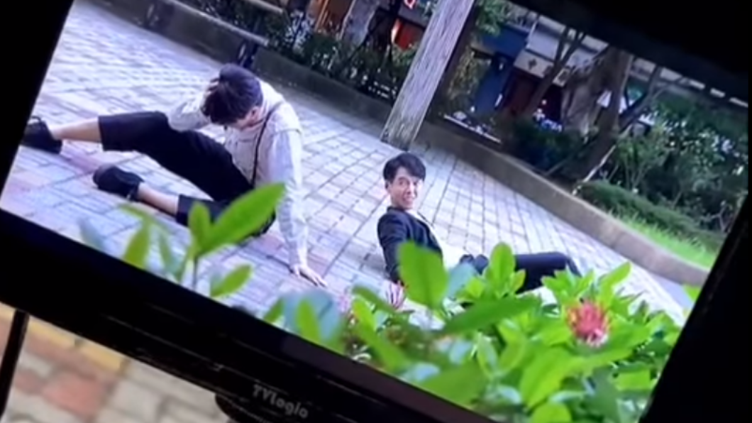 黃少祺頭部撞地後貌似站不太起來。(圖/翻攝自黃少祺 Eric Huang Facebook)