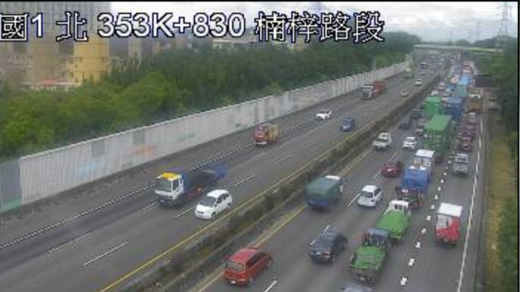 車禍造成北上岡山跟楠梓路段大塞車。(圖/國道監視器畫面)