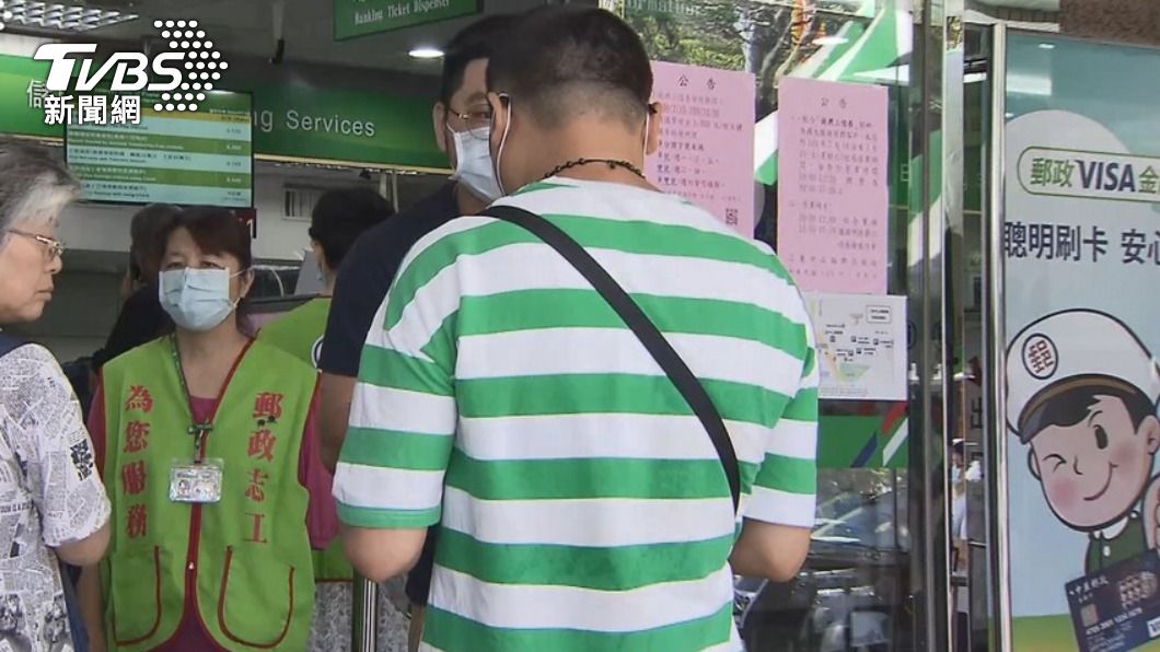 去年郵局發放三倍券造成大排隊。(圖/TVBS資料畫面)