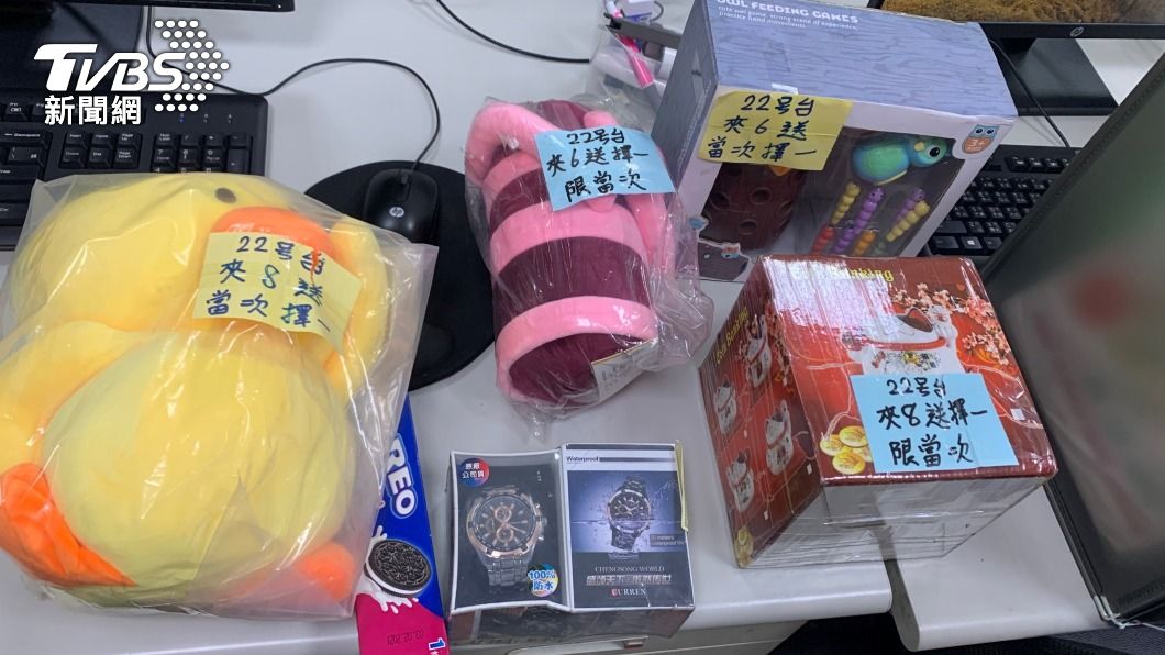 警方發現,蘇姓男子拿的這些東西,上面都有寫「中獎兌換」,因此戳破他的謊。(圖/TVBS)