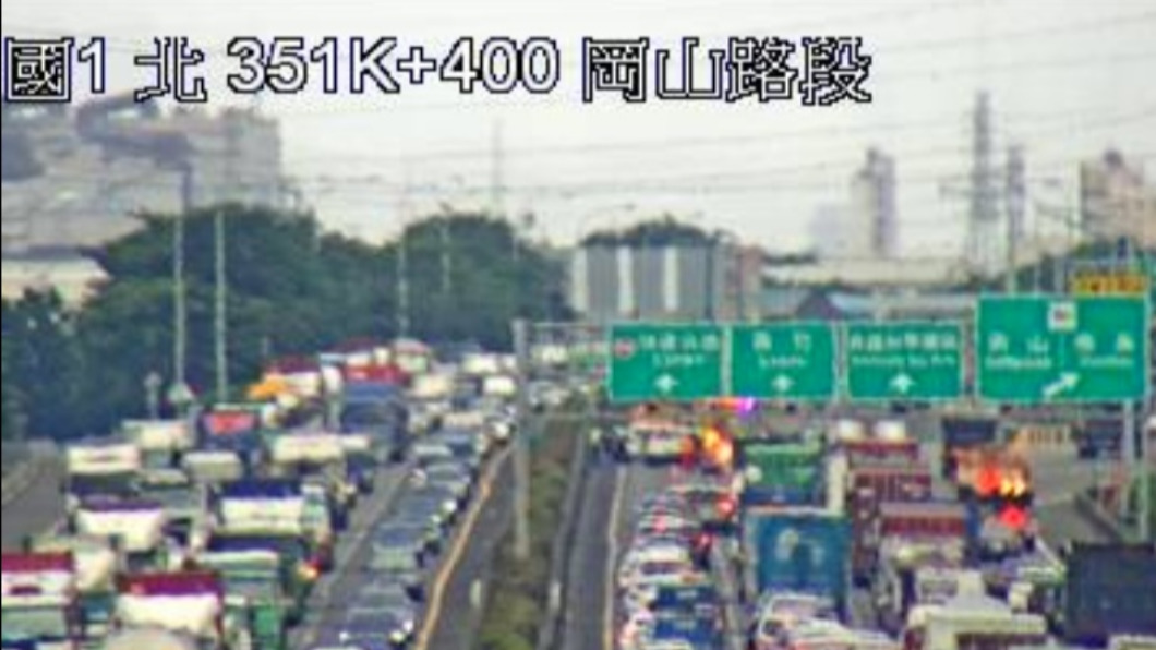 車禍造成北上岡山跟楠梓路段大塞車。(圖/國道監視器畫面)