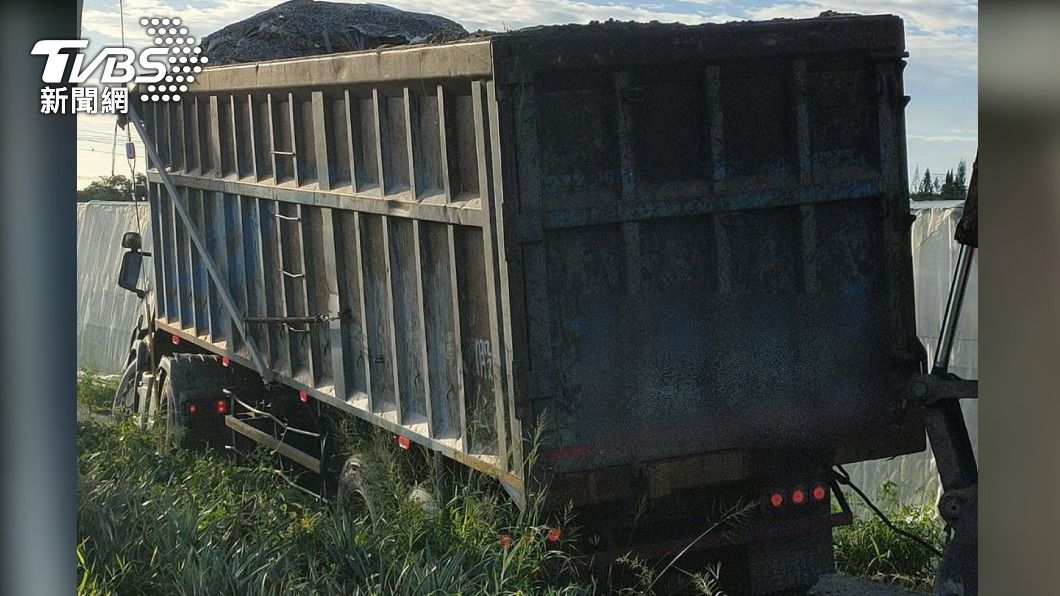 曳引車疑載廢棄物偏鄉偷倒 陷泥濘道路遭查獲