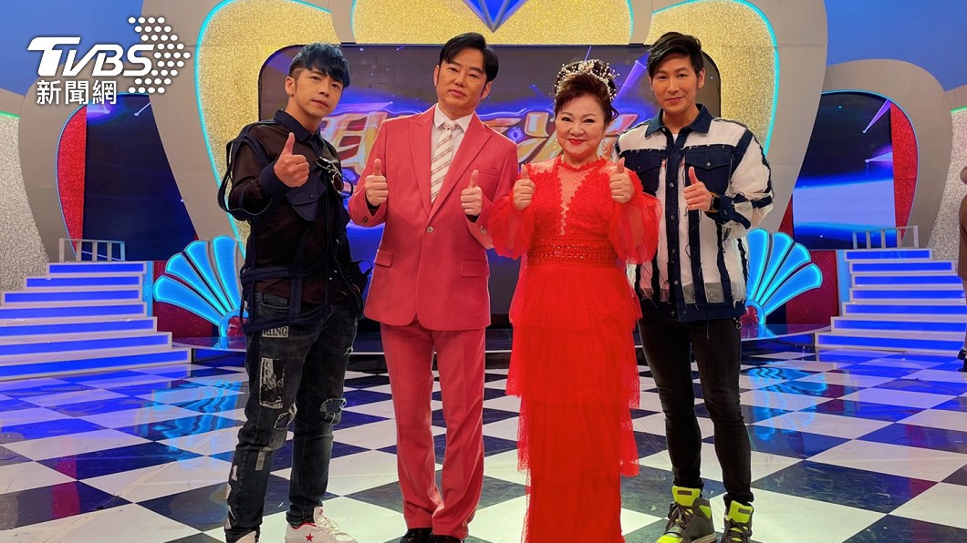 白冰冰(圖右2)承諾穿比基尼一事說到做到。(圖/中視提供)