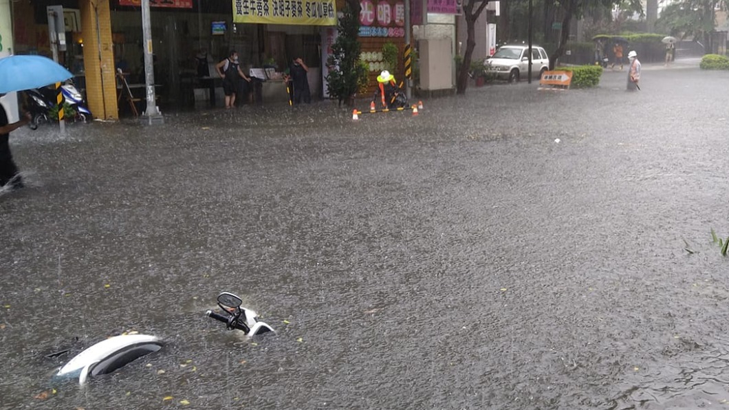 新北永和國光路機車泡爛。(圖/翻攝自我是永和人 臉書)