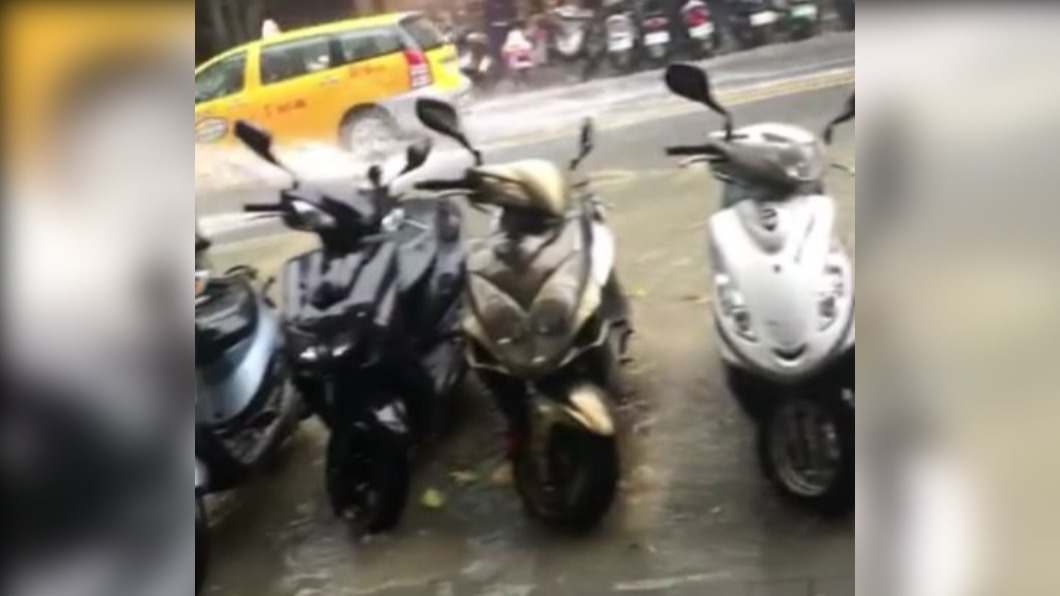 新北永和永元路往福和橋方向,出現積水情況。(圖/翻攝自我是永和人 臉書)