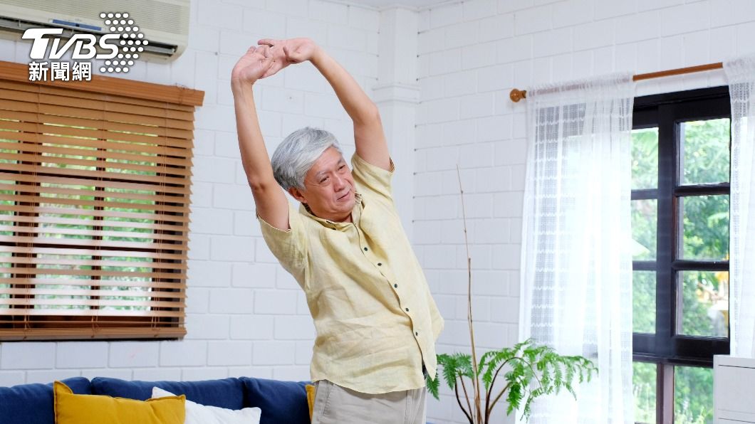 長者在家也要適時做運動。（圖／shutterstock達志影像）